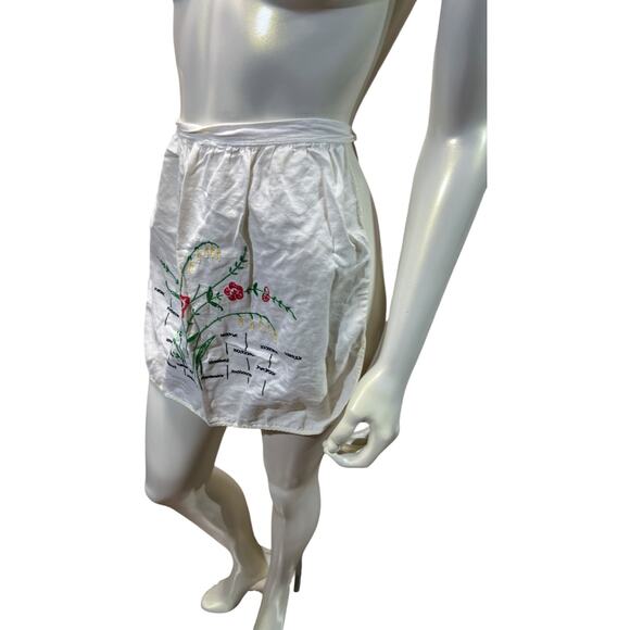 Vintage 1950 Half Apron White Cotton Hand Embroidered Floral Garden Apron Roses - Picture 4 of 12